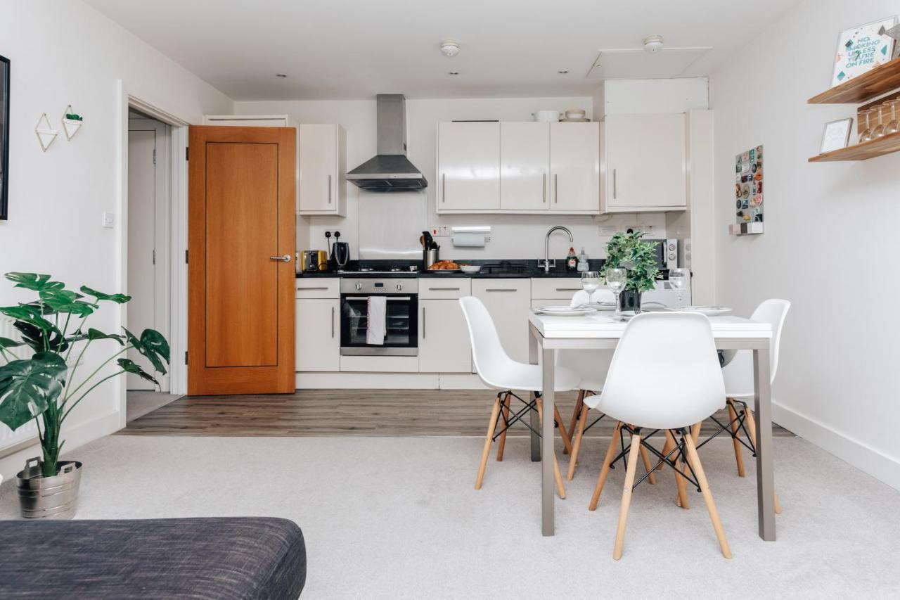 Central Modern Flat For 4-6 & Dedicated Parking Henley-on-Thames Exterior foto